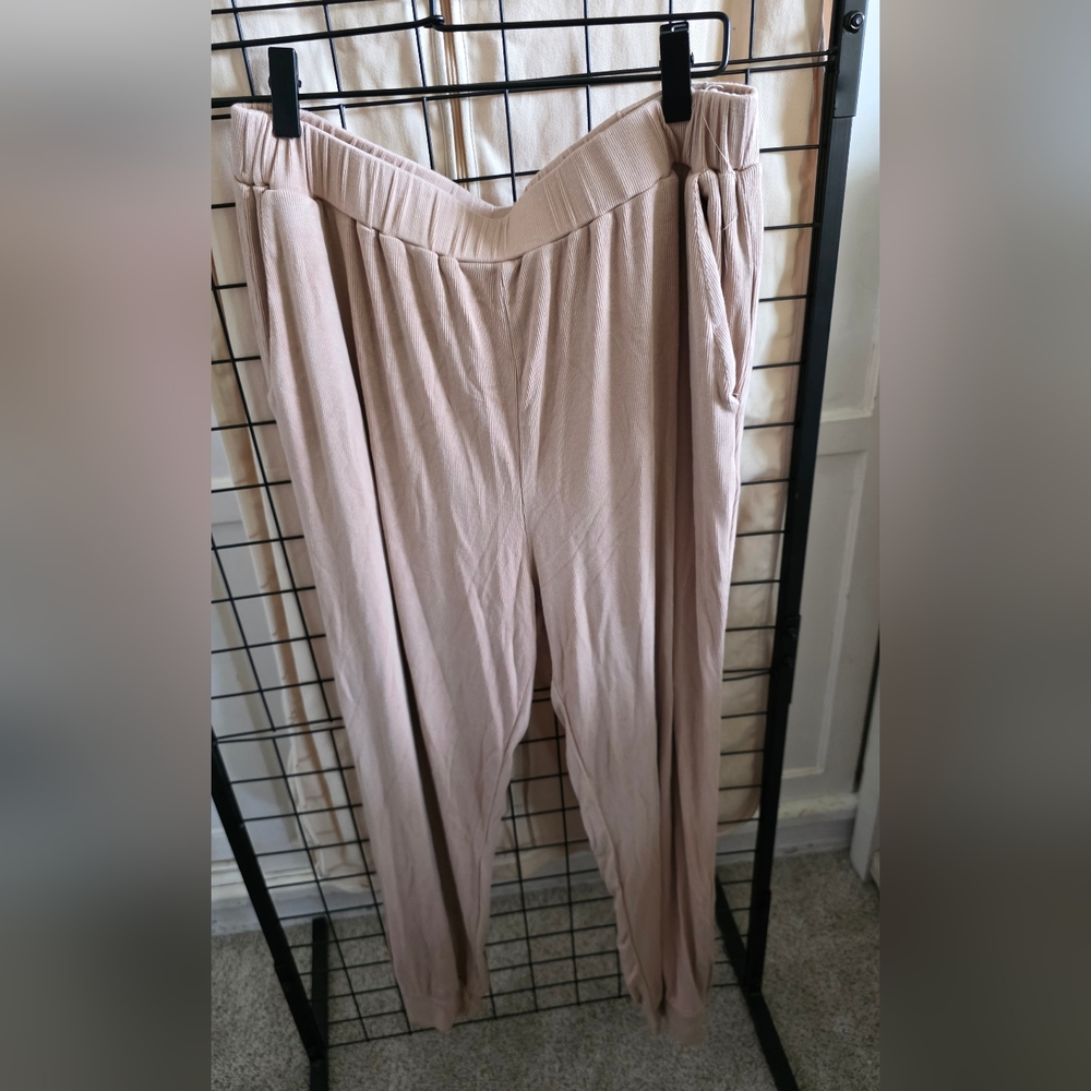 Beige Long Sleeve Top and Pants Set Size Large - Picture 4 of 6